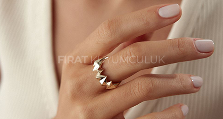 Yılın En Trend Takıları: Zamansız Şıklığın Yeni Yorumları