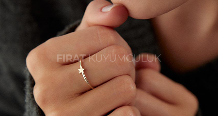 Minimal Altın Takı Modelleri ile Zamansız Şıklık