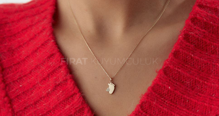 Sevgililer Günü Kolye Önerileri: Sevginizi Zarafetle Anlatmanın En Anlamlı Yolu