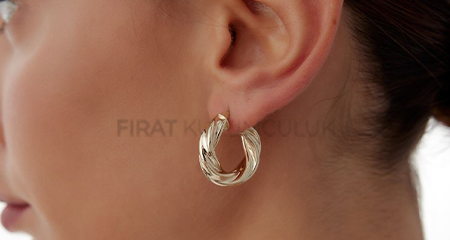 Klasik Altın Küpe: Zamansız Şıklığın Değişmeyen Simgesi