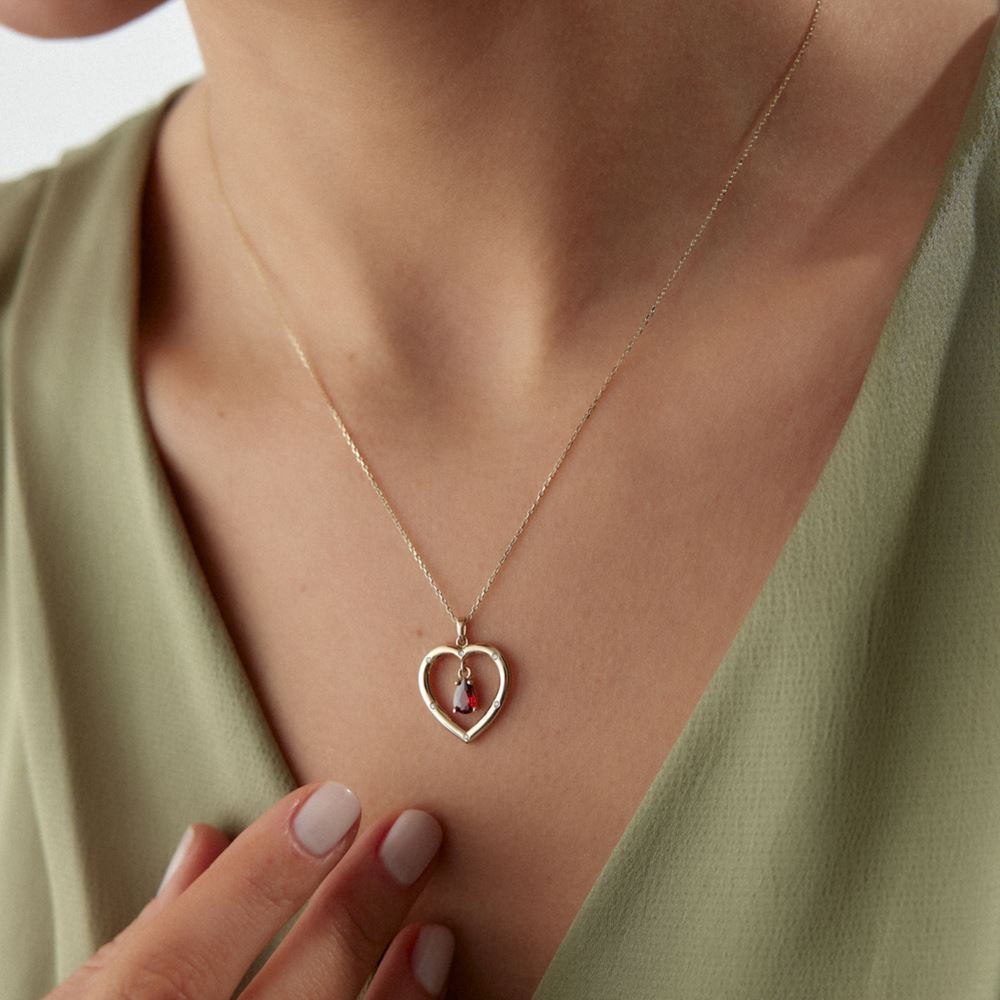 Kalpli Kırmızı Taşlı Kolye