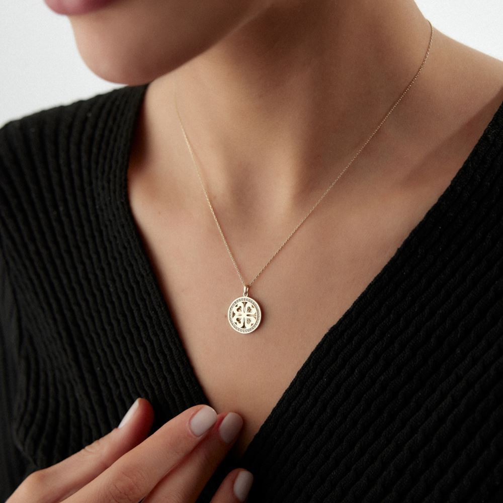 Yonca Kalpli Taşlı Kolye