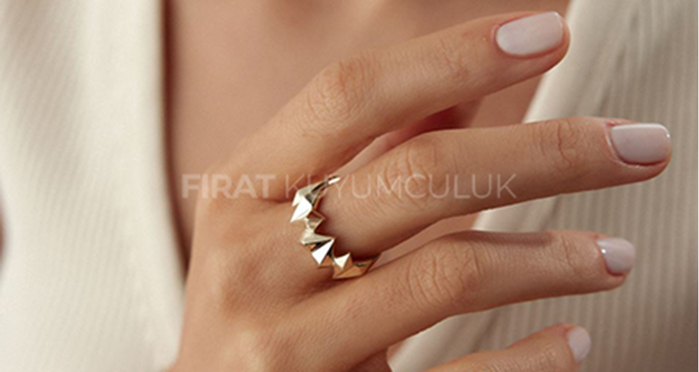 Yılın En Trend Takıları: Zamansız Şıklığın Yeni Yorumları