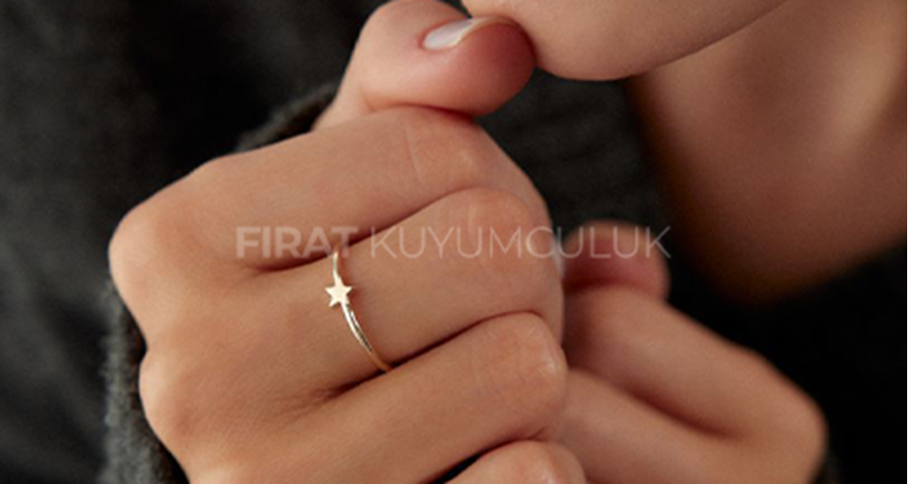 Minimal Altın Takı Modelleri ile Zamansız Şıklık