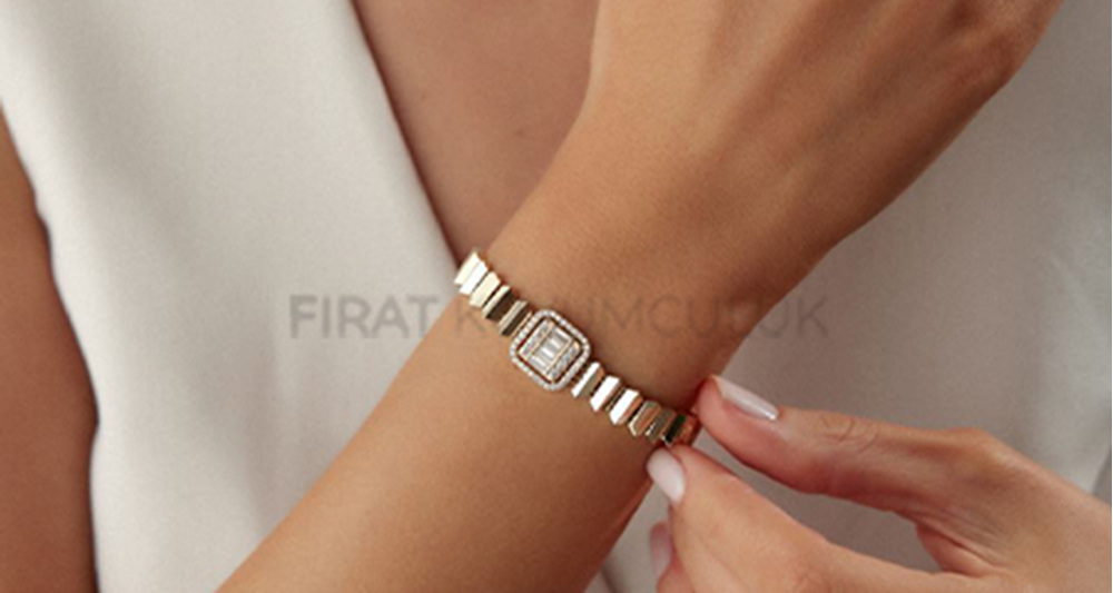 Işıltılı Taşlı Bileklik: Zarafetin Işıkla Buluştuğu Şıklık