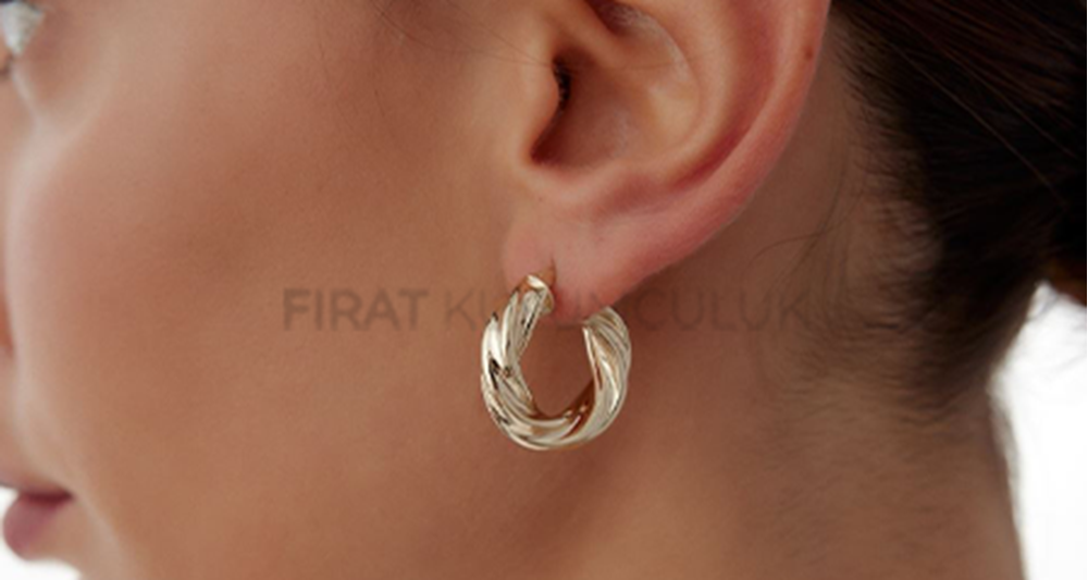 Klasik Altın Küpe: Zamansız Şıklığın Değişmeyen Simgesi