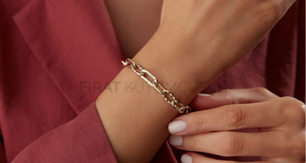 Altın Bileklik Modelleri: Şıklığın ve Değerin Bileğinizdeki Yansıması
