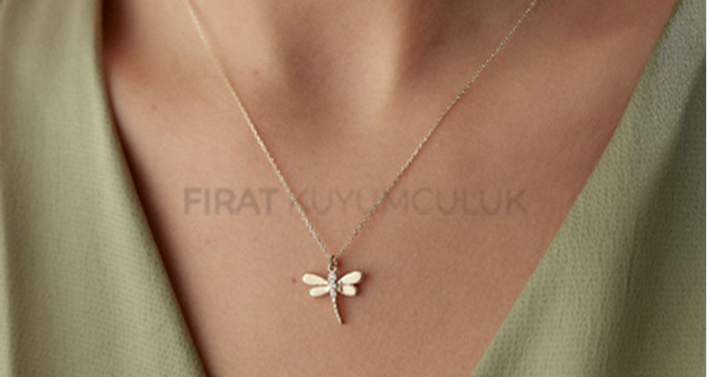 Boynunuzdaki Zarafetin İmzası: Altın Kolye Seçim Rehberi ve Fırat Kuyumculuk Ayrıcalığı